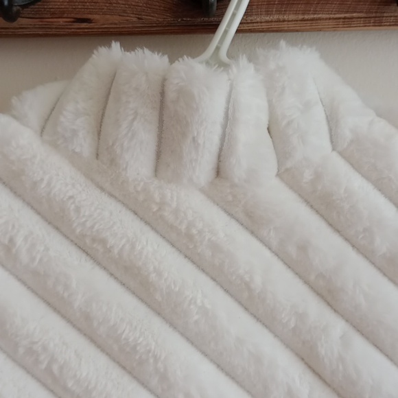 LA FIORENTINA White Faux Fur  Poncho - Picture 10 of 11